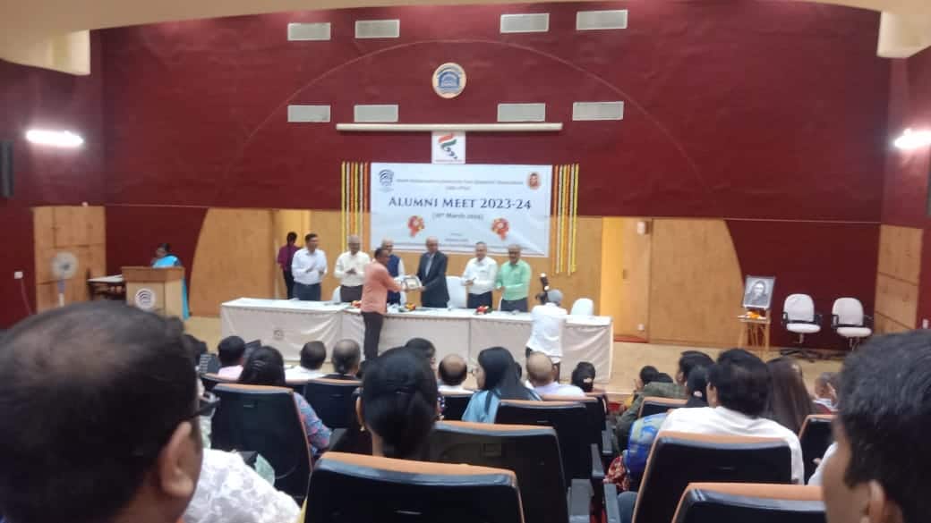 आज कवयित्री बहिणाबाई चौधरी उत्तर महाराष्ट्र विद्यापीठ जळगाव येथे विद्यापीठ स्तरीय माजी विद्यार्थी संघटनेतर्फे प्राध्यापक डॉ. विजयेंद्र विश्वनाथ पाटील यांना विद्यापीठाचे माजी विद्यार्थी म्हणून शैक्षणिक सामाजिक क्षेत्रात या उल्लेखनीय कार्याबद्दल त्यांना विद्यापीठाचे कुलगुरू प्राध्यापक डॉक्टर माहेश्वरी सर यांच्या हस्ते गौरवण्यात आले